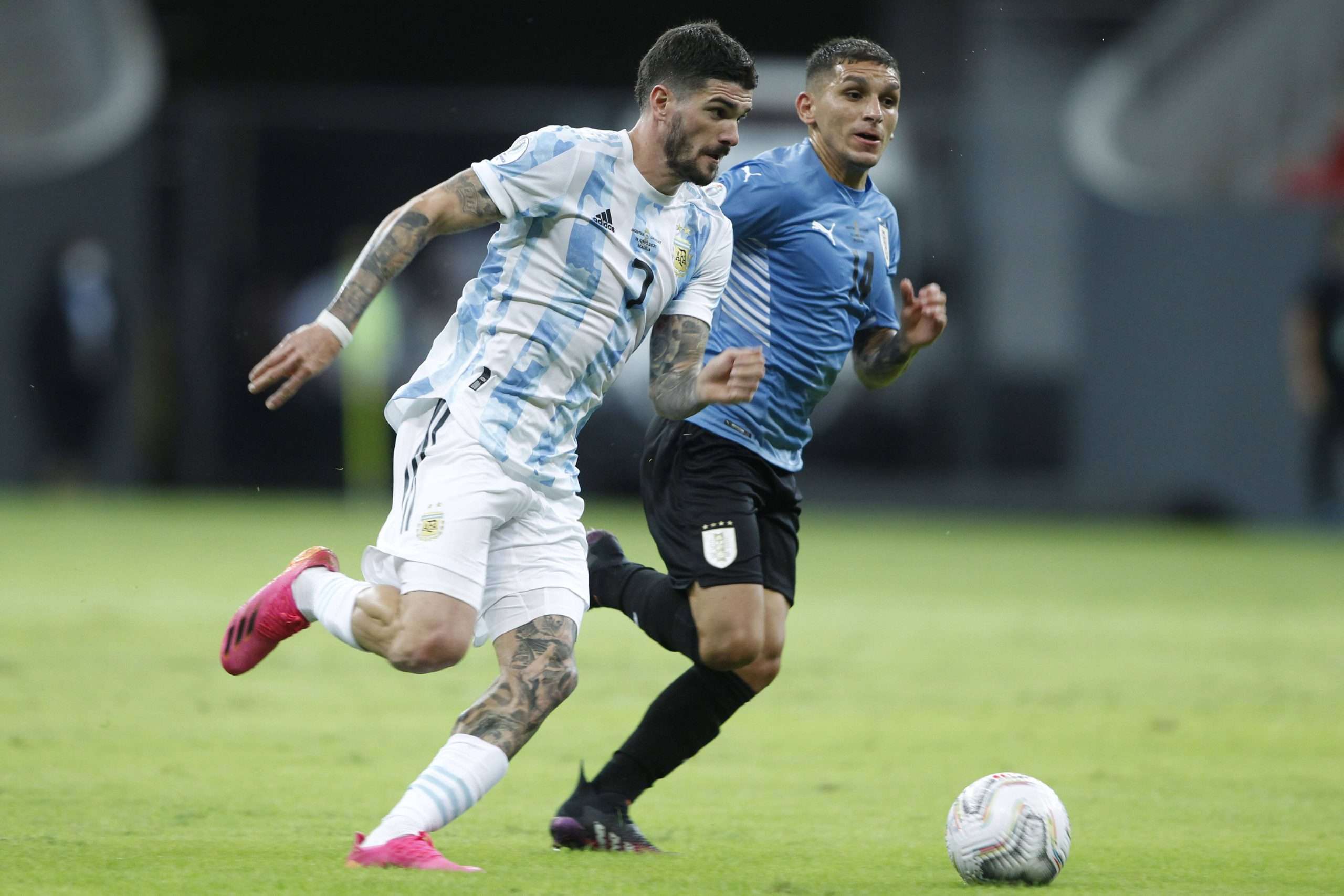 Футбол сегодня часы. Аргентина Уругвай 2021. Уругвай Аргентина 2022. Гуидо Родригез Аргентина. Сборная Аргентины 2008.
