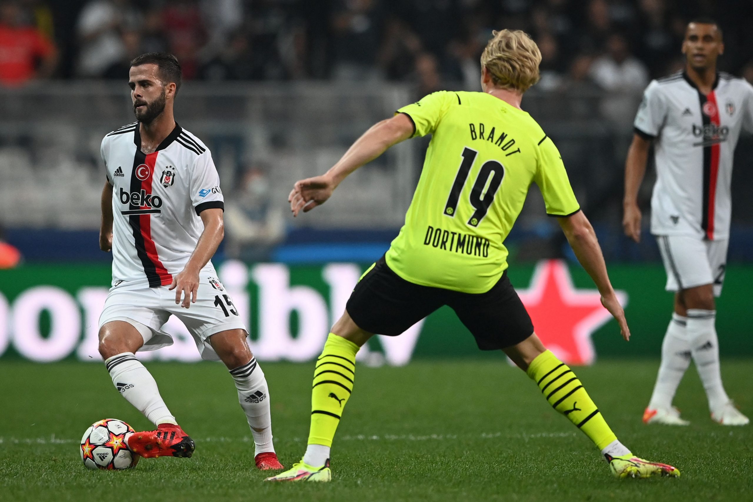 OFICIAL: Pjanic, novo jogador do Besiktas